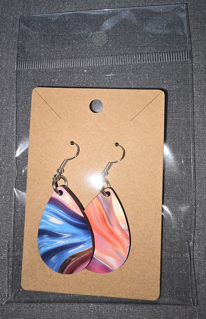 Paire de boucles d’oreilles multicolores, pendantes, en forme de goutte.