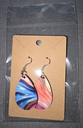 Paire de boucles d’oreilles multicolores, pendantes, en forme de goutte.