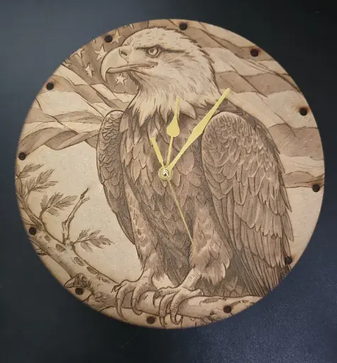 Horloge gravée au laser Aigle