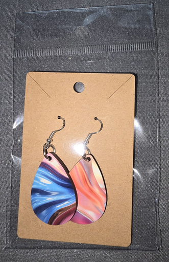 Paire de boucles d’oreilles multicolores, pendantes, en forme de goutte.